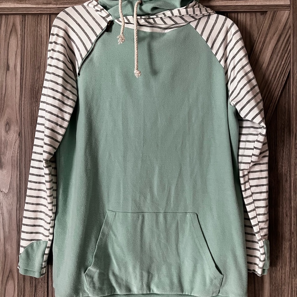 AMPERSAND AVE White and Blue Striped Sleeve Sweater